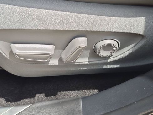 Used 2024 Toyota Highlander XLE FWD image 26