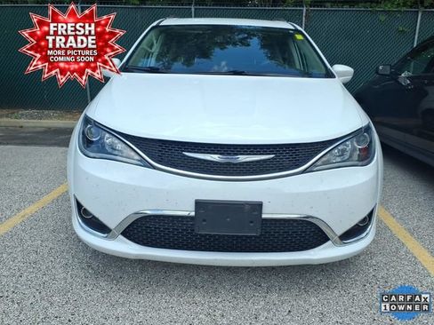 Used 2020 Chrysler Pacifica Touring-L Plus FWD image 3