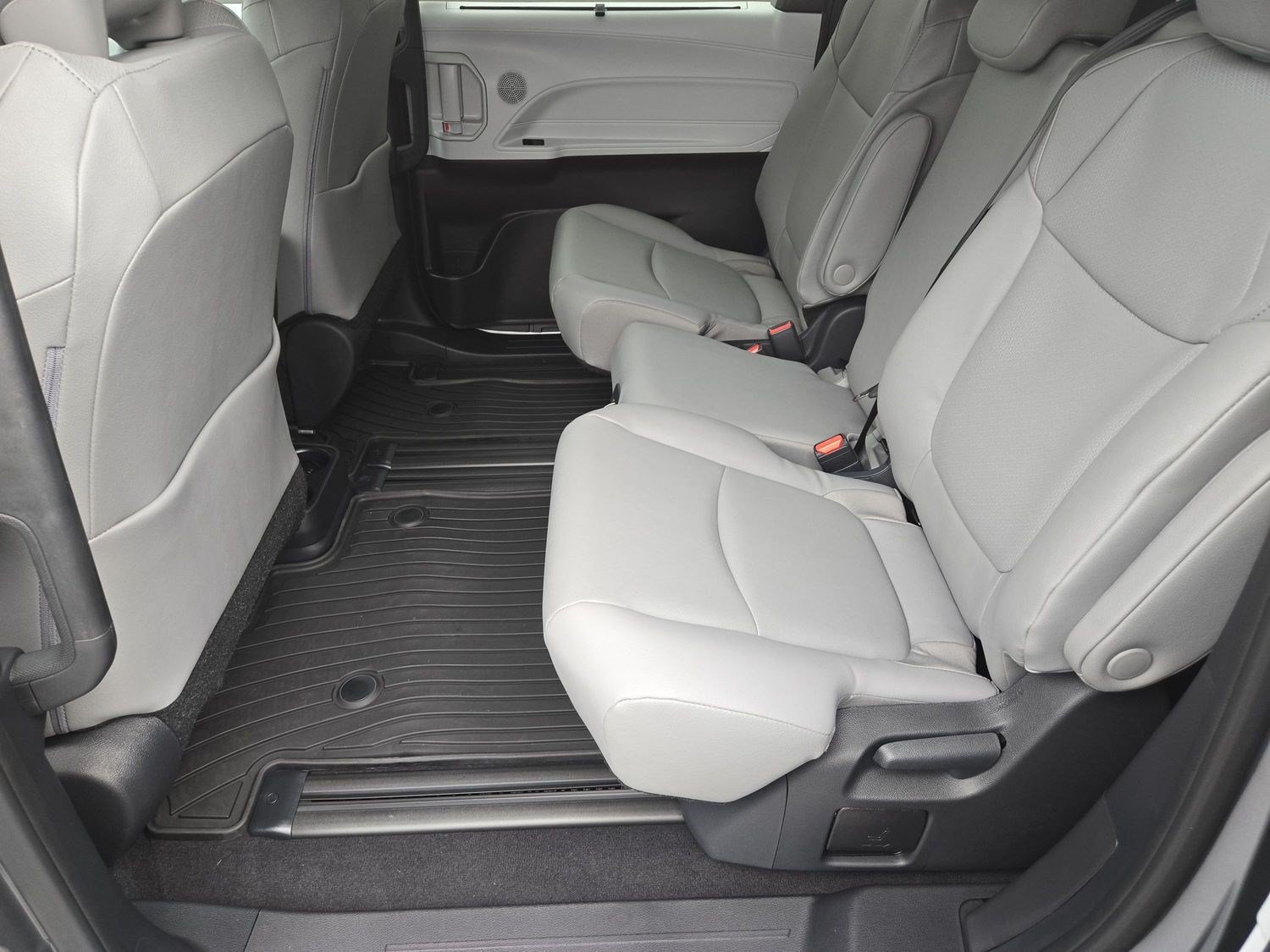 New 2026 Toyota Sienna XLE FWD image 18