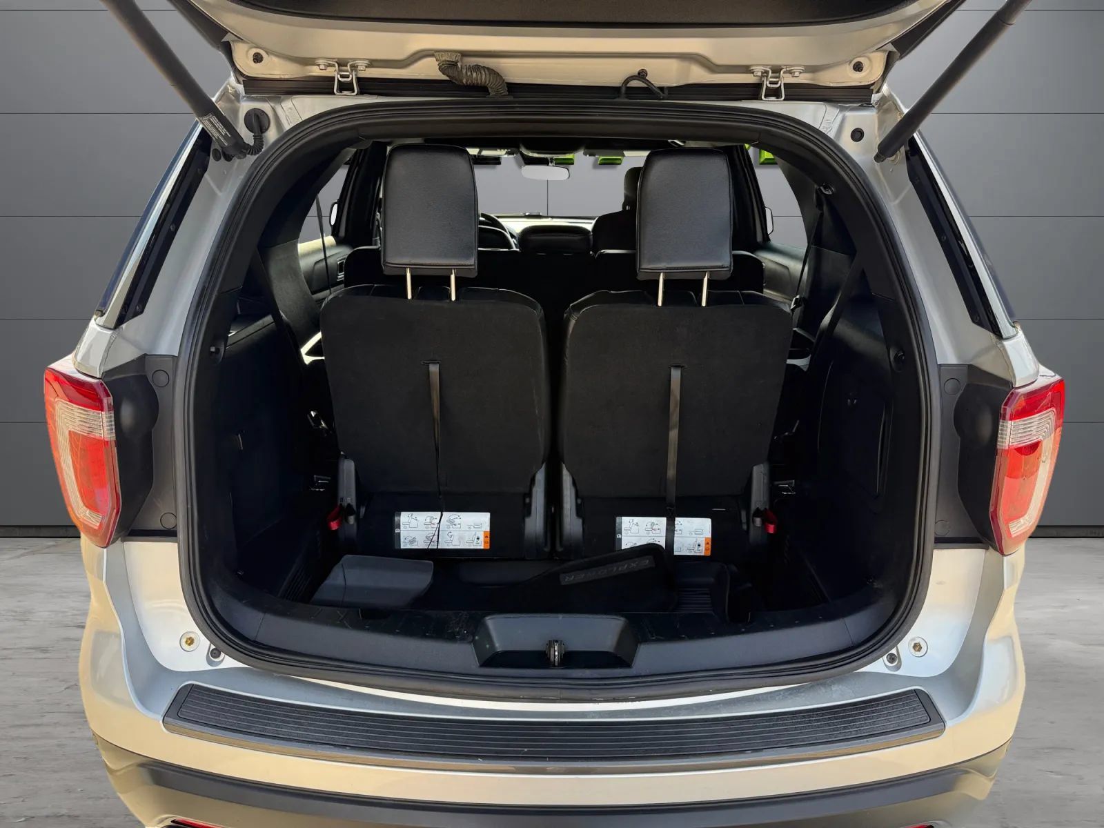Used 2019 Ford Explorer XLT w/ Equipment Group 202A AWD/4WD image 9