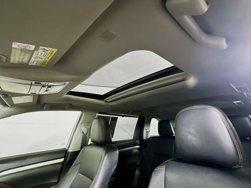 Used 2019 Toyota Highlander XLE image 26