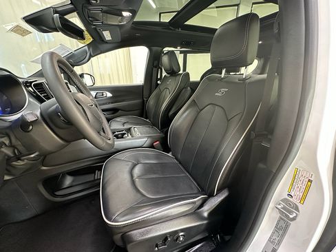 Used 2026 Chrysler Pacifica Limited w/ S Appearance Package FWD image 18