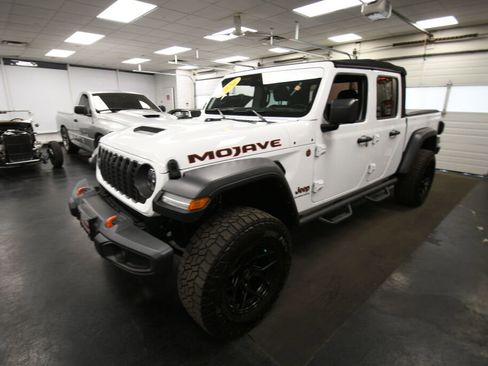 Used 2024 Jeep Gladiator Mojave w/ Technology Group AWD/4WD image 4