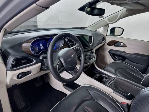 Used 2023 Chrysler Pacifica Limited FWD image 9