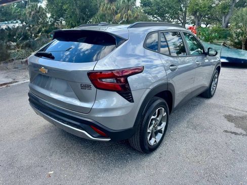 Used 2025 Chevrolet Trax LT FWD image 3