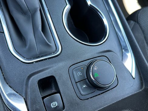 Used 2023 Chevrolet Traverse LT FWD image 34