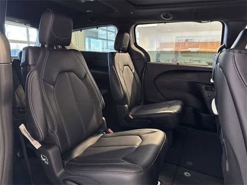 New 2025 Chrysler Pacifica Select w/ Uconnect Theater Family Group image 20