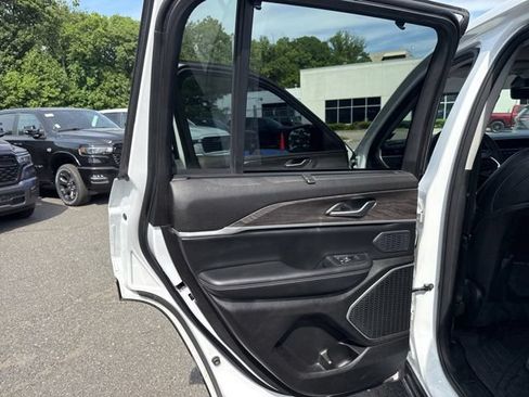 Used 2023 Jeep Grand Cherokee Limited w/ Luxury Tech Group II AWD/4WD image 32