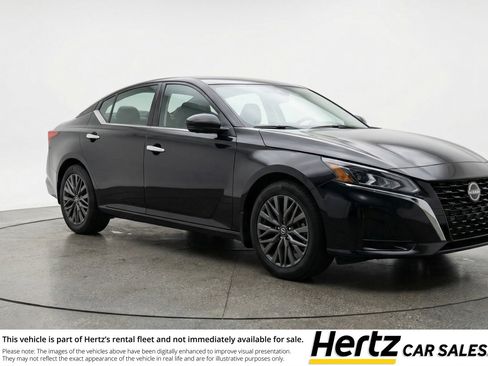 Used 2025 Nissan Altima 2.5 SV image 1