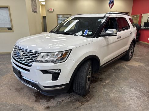 Used 2018 Ford Explorer Platinum AWD/4WD image 3