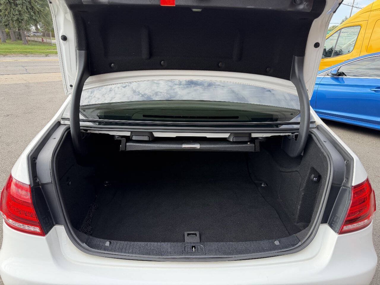 Used 2014 Mercedes-Benz E 350 4MATIC Sedan image 28