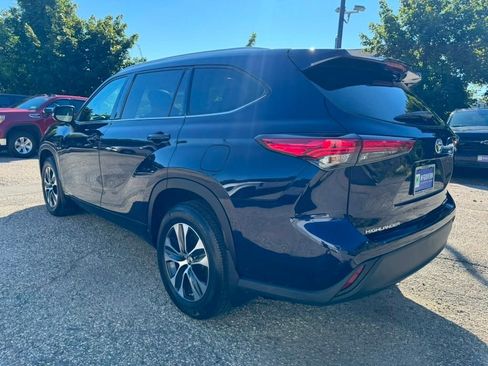 Used 2022 Toyota Highlander XLE AWD/4WD image 4
