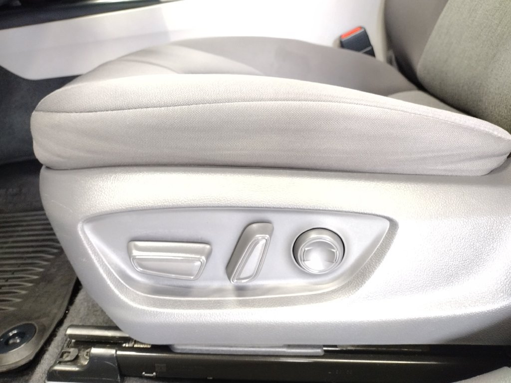 Used 2018 Toyota Camry LE FWD image 19