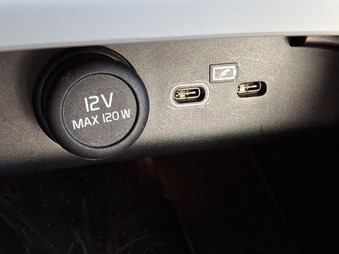 Used 2023 Volvo XC40 B5 Plus image 25