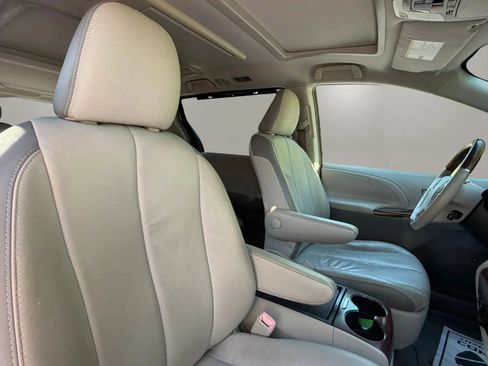 Used 2011 Toyota Sienna Limited w/ Premium Pkg FWD image 27