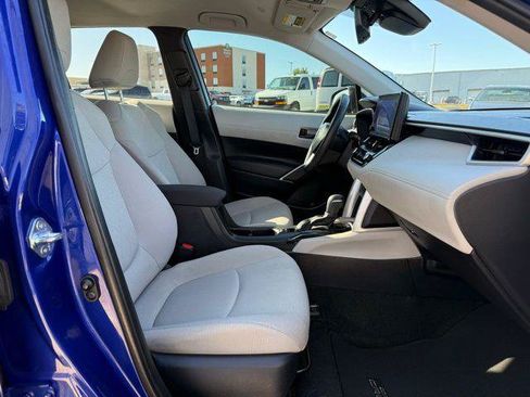Used 2025 Toyota Corolla Cross LE FWD image 3