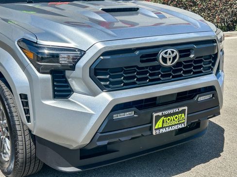 Used 2024 Toyota Tacoma TRD Sport AWD/4WD image 5