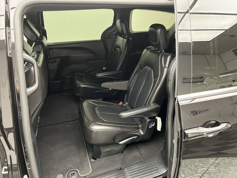 Used 2025 Chrysler Pacifica Select FWD image 11