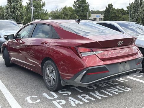 Used 2025 Hyundai Elantra SE FWD image 6