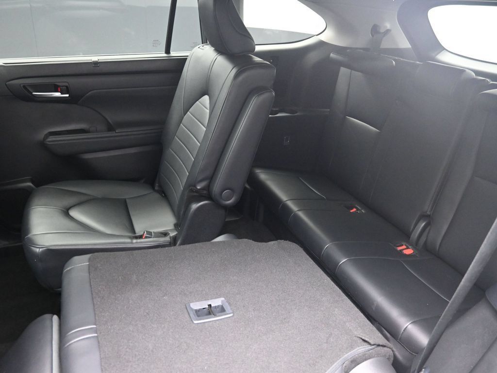 Used 2024 Toyota Highlander XLE FWD image 22