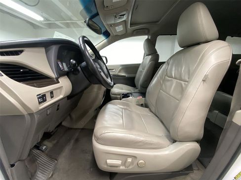 Used 2017 Toyota Sienna XLE FWD image 17