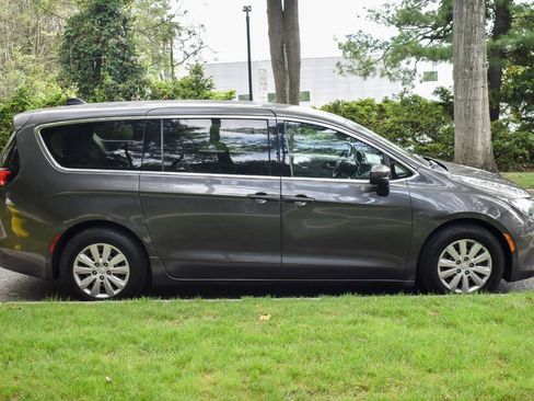 Used 2019 Chrysler Pacifica L FWD image 9