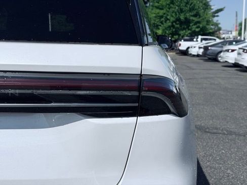 Certified 2025 Lincoln Nautilus Premier AWD/4WD image 8