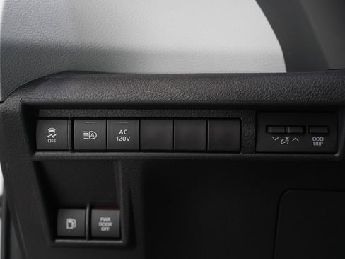 Used 2025 Toyota Sienna XLE image 27