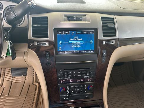 Used 2011 Cadillac Escalade Premium RWD image 20