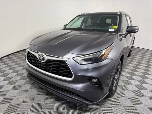 Used 2024 Toyota Highlander XLE image 2