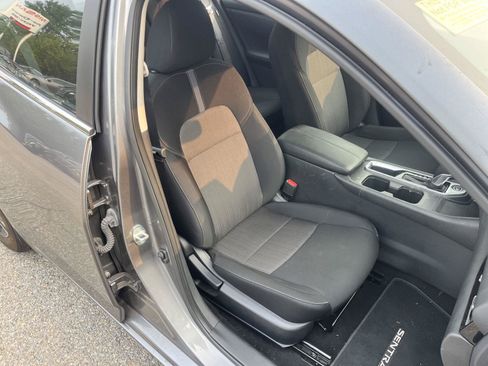 Used 2024 Nissan Sentra SV FWD image 14