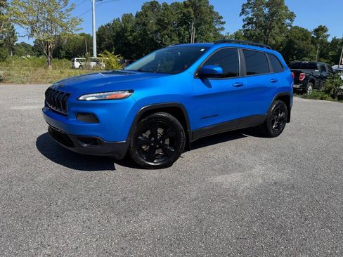 Used 2018 Jeep Cherokee Latitude w/ Altitude Package FWD image 30