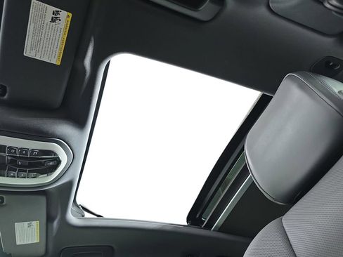 Certified 2026 Porsche Macan AWD/4WD image 28