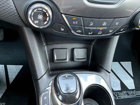 Used 2018 Chevrolet Cruze LT w/ Convenience Package FWD image 16