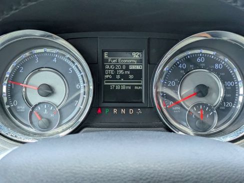 Used 2016 Chrysler Town & Country Touring FWD image 27