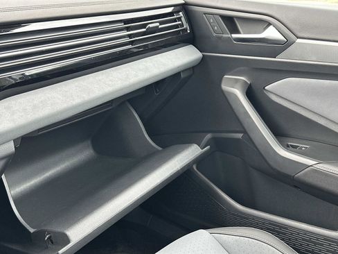 Used 2025 Volkswagen Jetta SE image 33