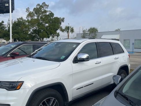 Used 2017 Jeep Grand Cherokee Limited w/ Luxury Group II image 3