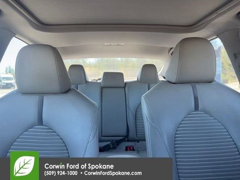 Used 2018 Toyota Camry SE w/ Moonroof Package FWD image 32