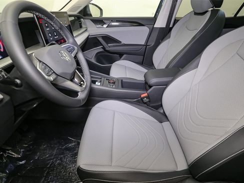 Used 2025 Volkswagen Tiguan SE w/ Panoramic Sunroof Package AWD/4WD image 26