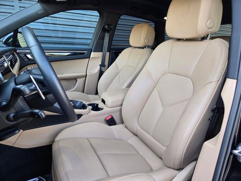 Certified 2025 Porsche Macan AWD/4WD image 5