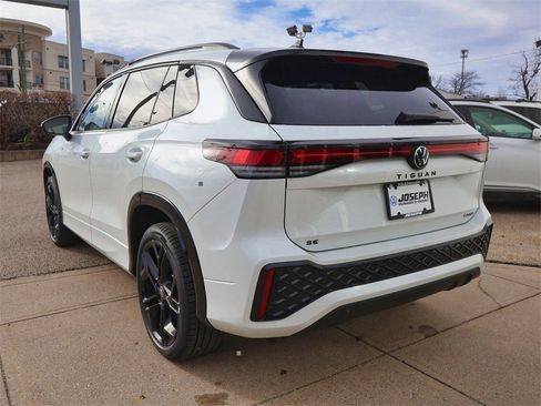 New 2026 Volkswagen Tiguan SE R-Line image 3