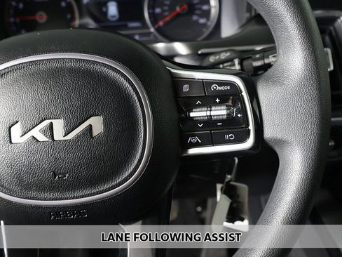 Used 2023 Kia Sorento LX image 3