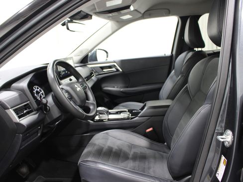 Used 2025 Mitsubishi Outlander SE AWD/4WD image 3