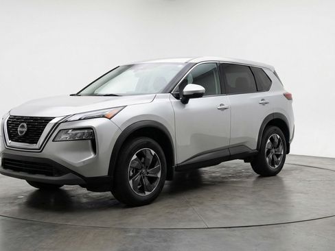 Used 2025 Nissan Rogue SV image 3