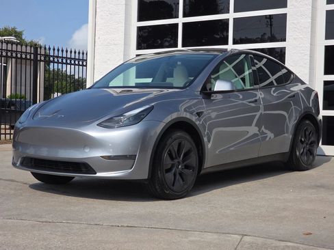 Used 2024 Tesla Model Y Long Range RWD image 9