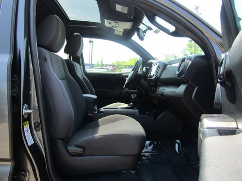 Used 2017 Toyota Tacoma TRD Sport w/ Premium & Technology Package image 15