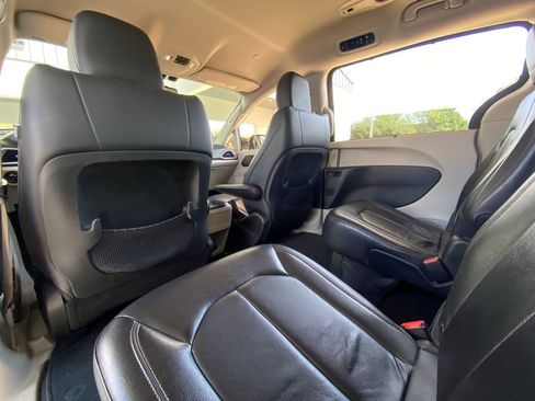 Used 2017 Chrysler Pacifica Touring-L image 23