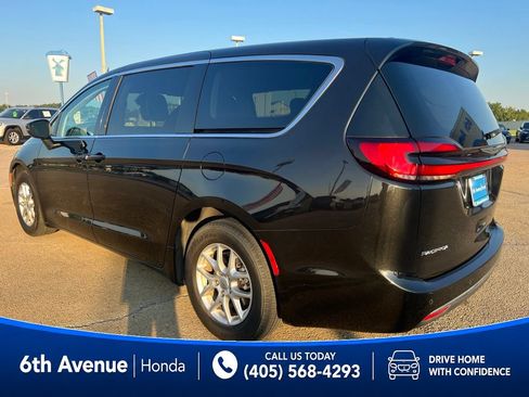 Used 2023 Chrysler Pacifica Touring-L FWD image 7