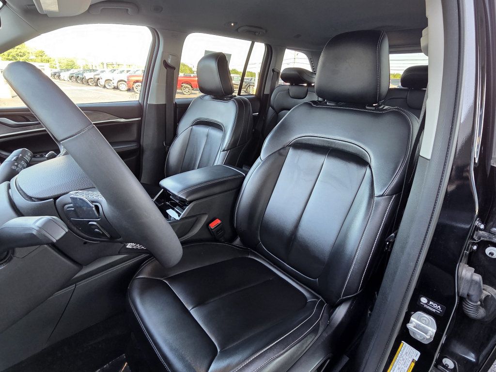 Used 2023 Jeep Grand Cherokee Limited AWD/4WD image 25