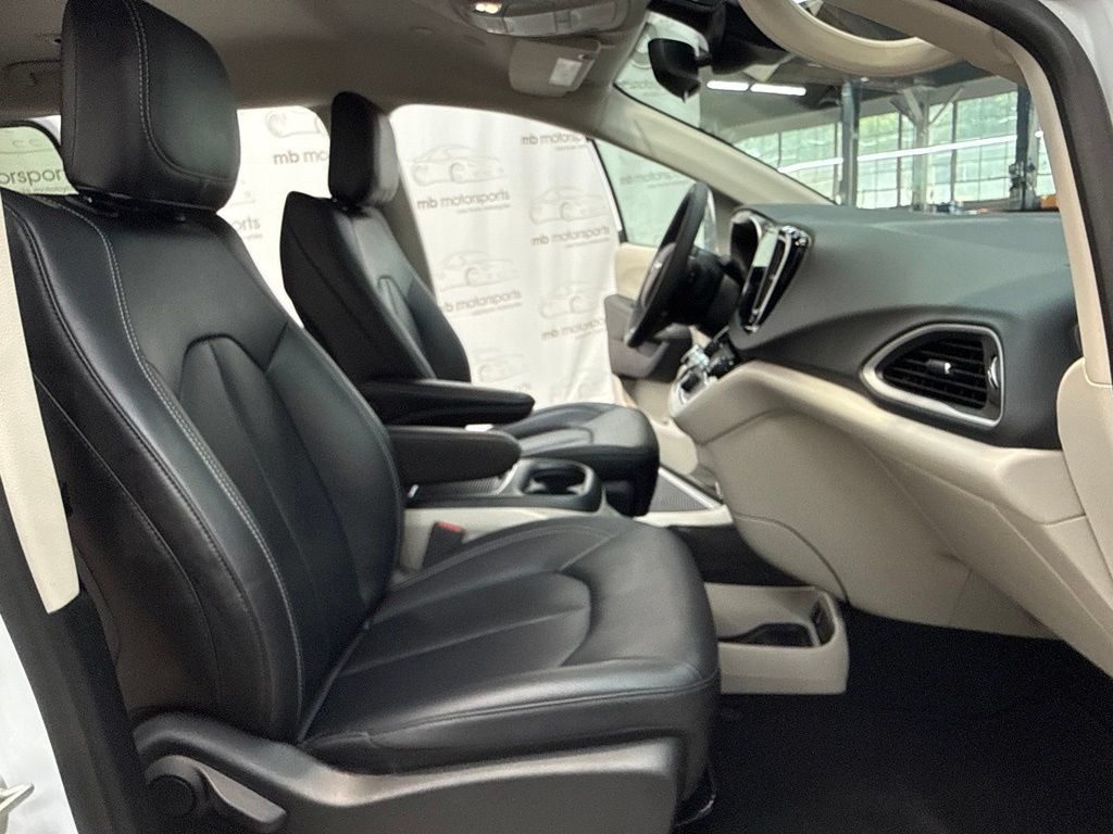 Used 2024 Chrysler Pacifica Touring-L FWD image 36